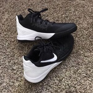 brand new nike boys kyrie shoes